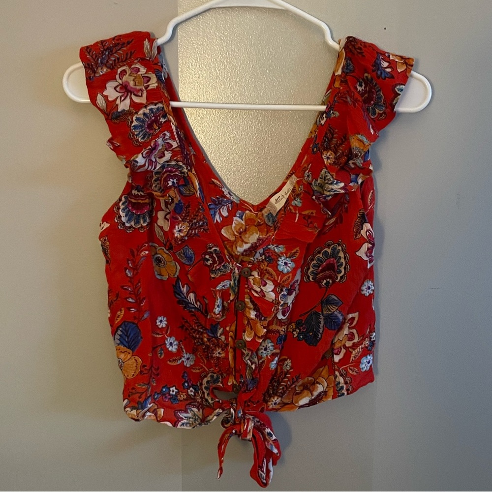Really cute Altar’d state blouse tied tank top. Perfect for spring and summer.